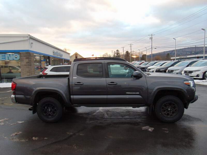  2022 Toyota Tacoma Image: 3