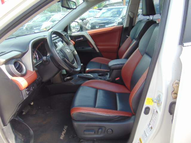  2013 Toyota RAV4 Image: 9