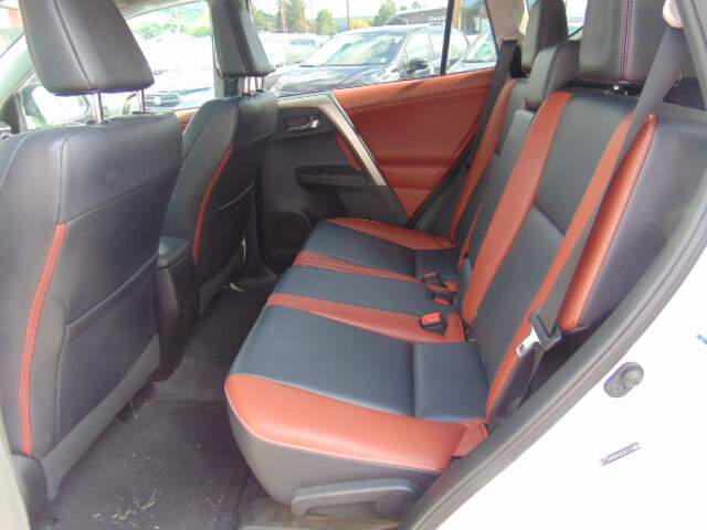  2013 Toyota RAV4 Image: 8